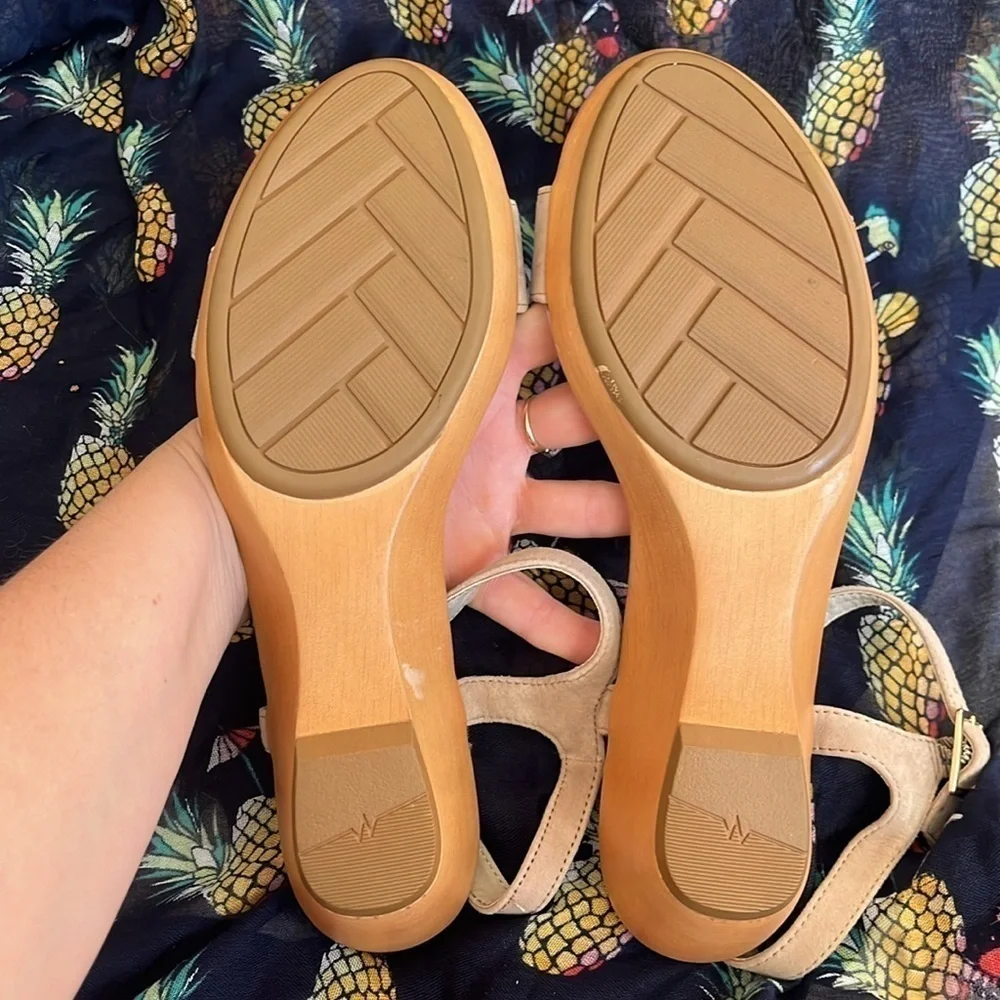 Brand New White Mountain Genuine Leather Neutral Wedge Heel Ankle Strap Sandals